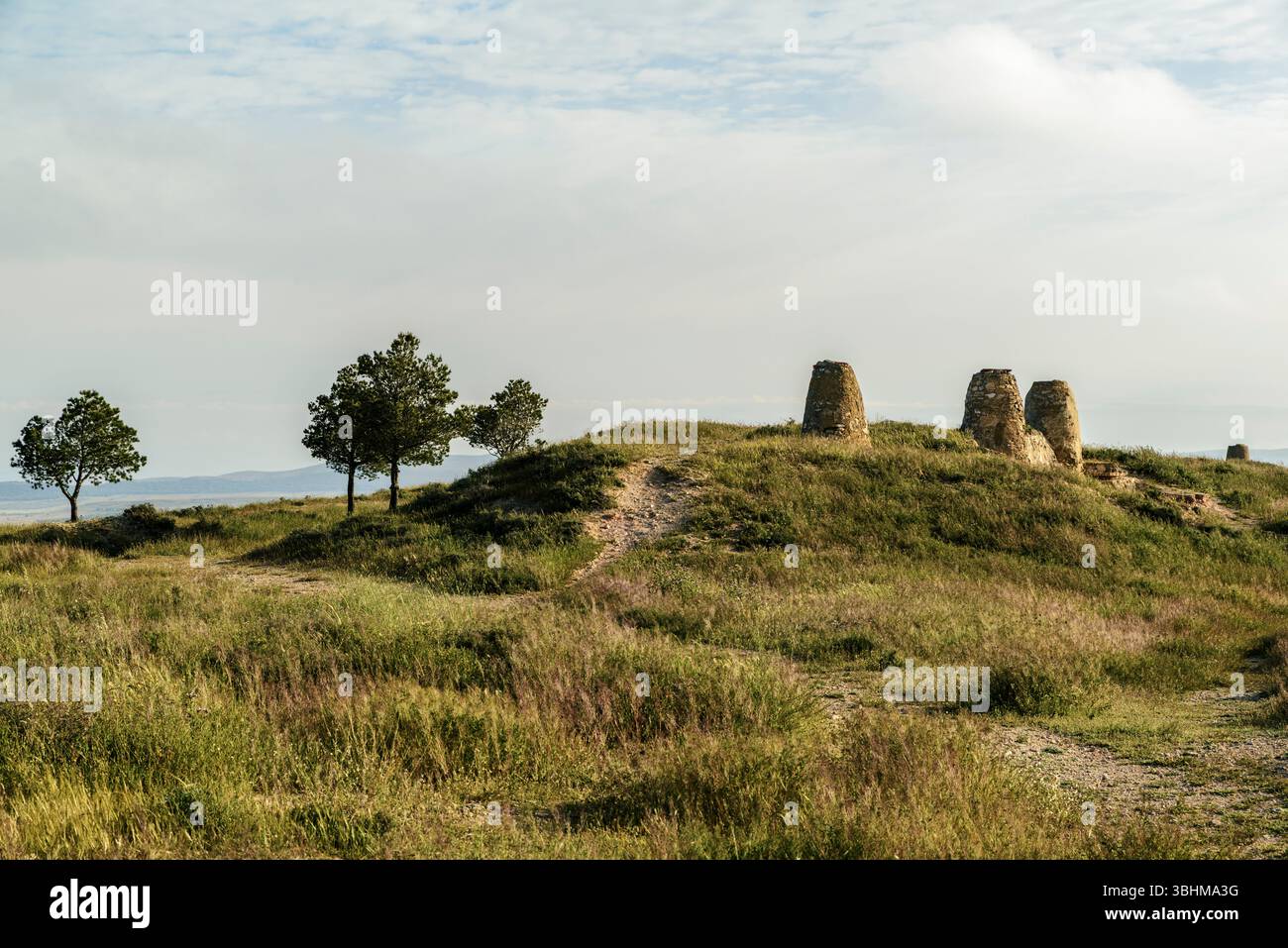 Höhlen und Weingüter auf dem Mount San Blas in Chinchilla de Monte-aragon, einer Stadt und Gemeinde in der Provinz Albacete, Spanien, Europa. Stockfoto