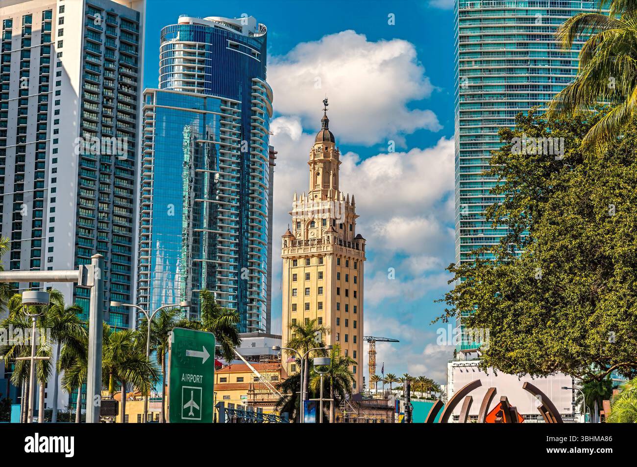 Ein Blick auf die verschiedenen Gebäudestile entlang des Biscayne Boulevard in der Innenstadt von Miami im Frühling Stockfoto