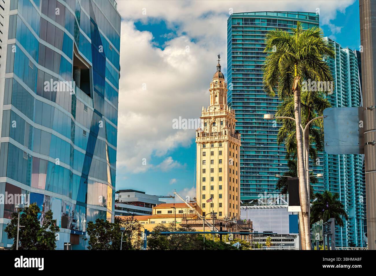 Ein Blick auf alte und neue Gebäude entlang des Biscayne Boulevard in Downtown Miami im Frühling Stockfoto