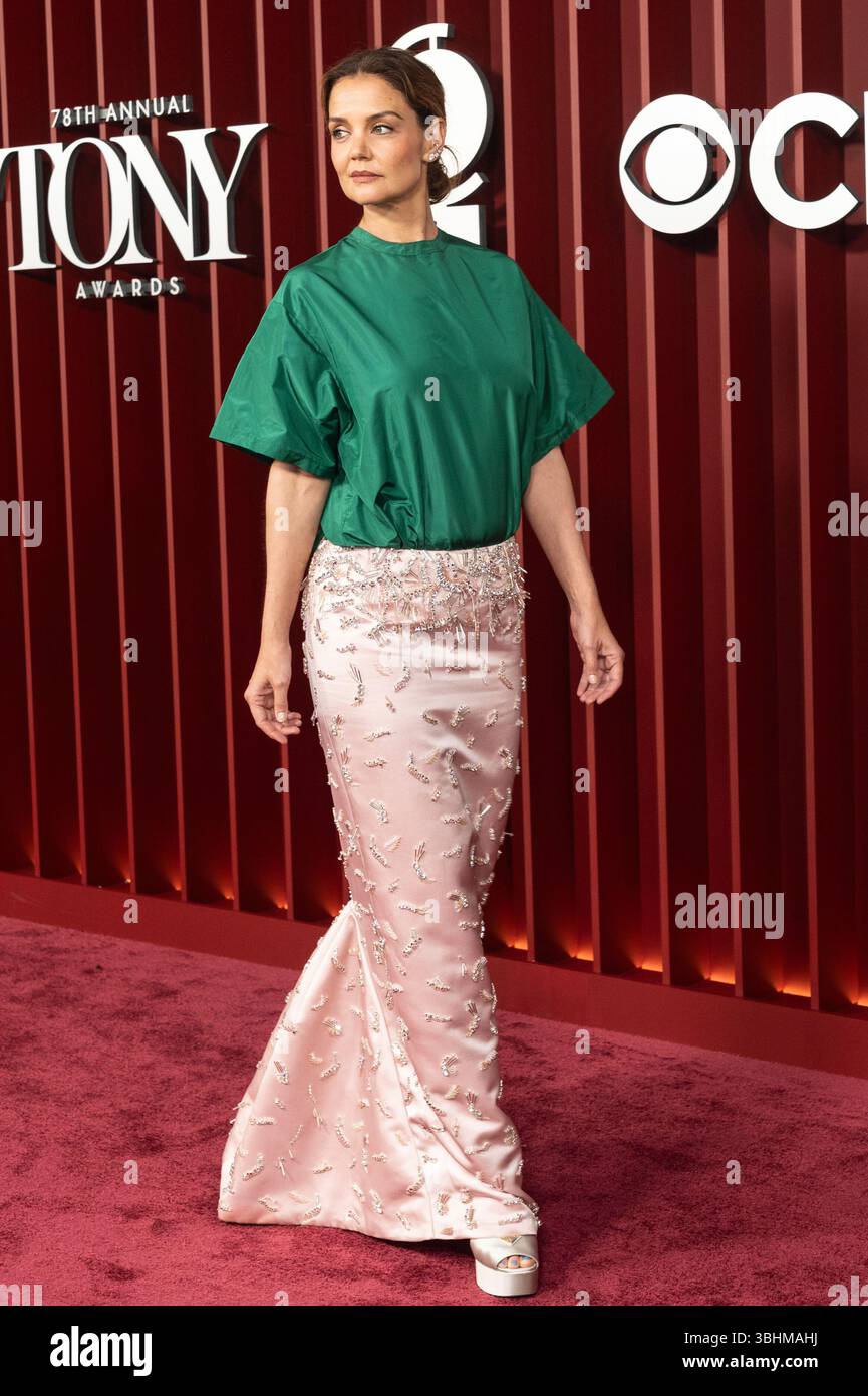 Katie Holmes in Kleid von Prada nimmt am 78 8. Juni 2025 an der Radio City Music Hall in New York Teil. Stockfoto