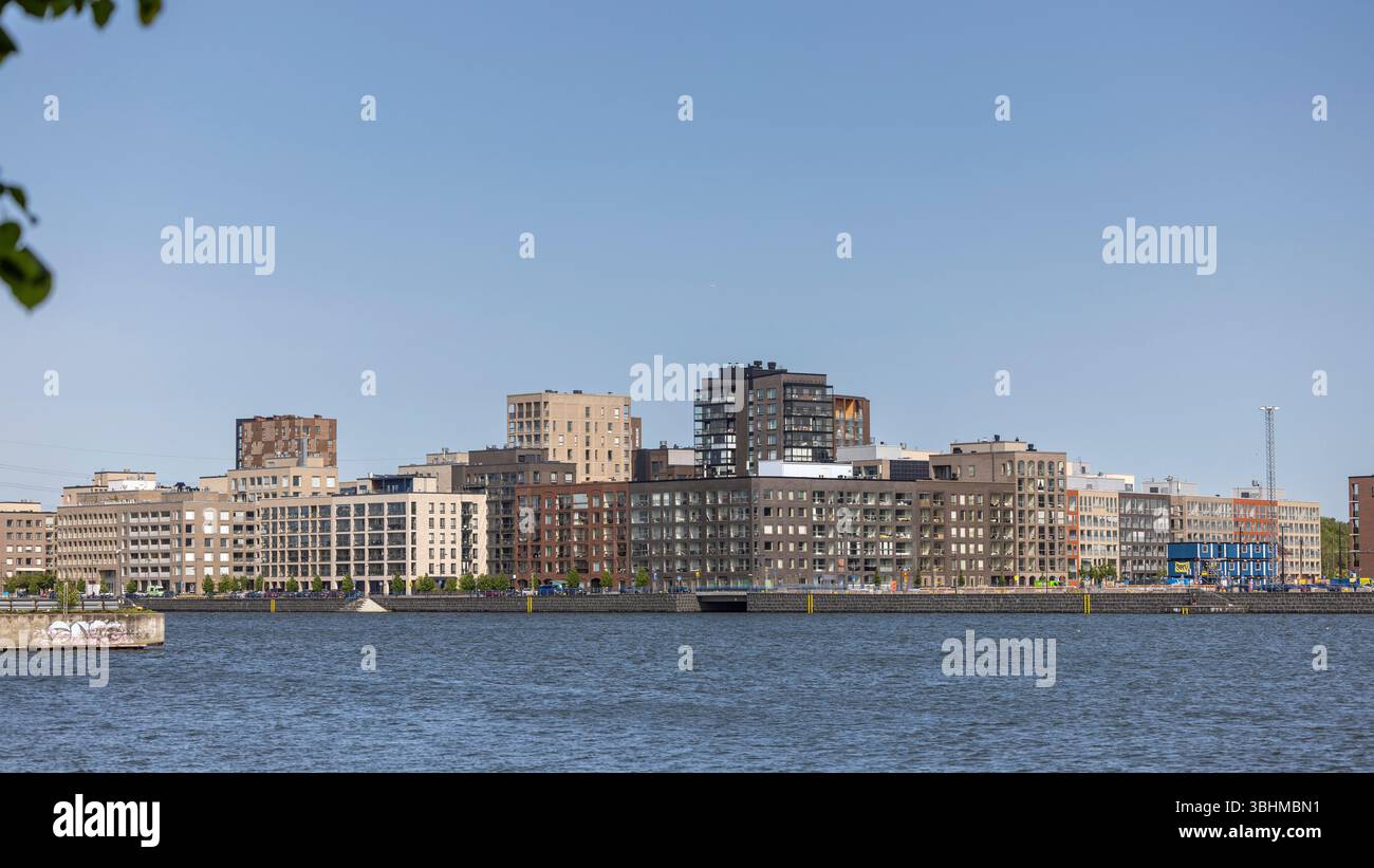 Wohnhäuser im Sompasaari-Viertel in Helsinki an einem hellen Sommertag Stockfoto