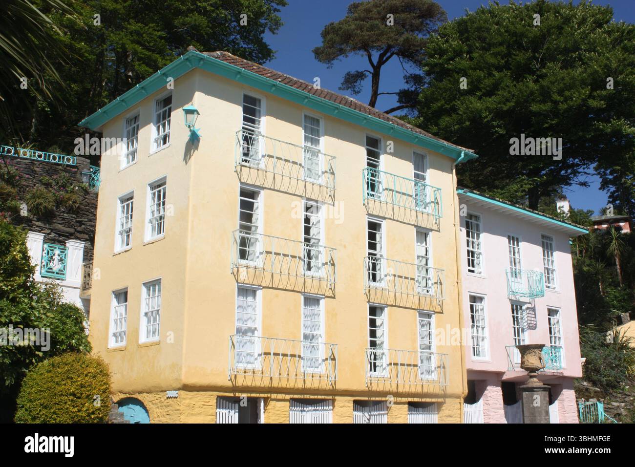 Mehrstöckige Gebäude in der Nähe des Rathauses in Portmeirion in Wales Stockfoto