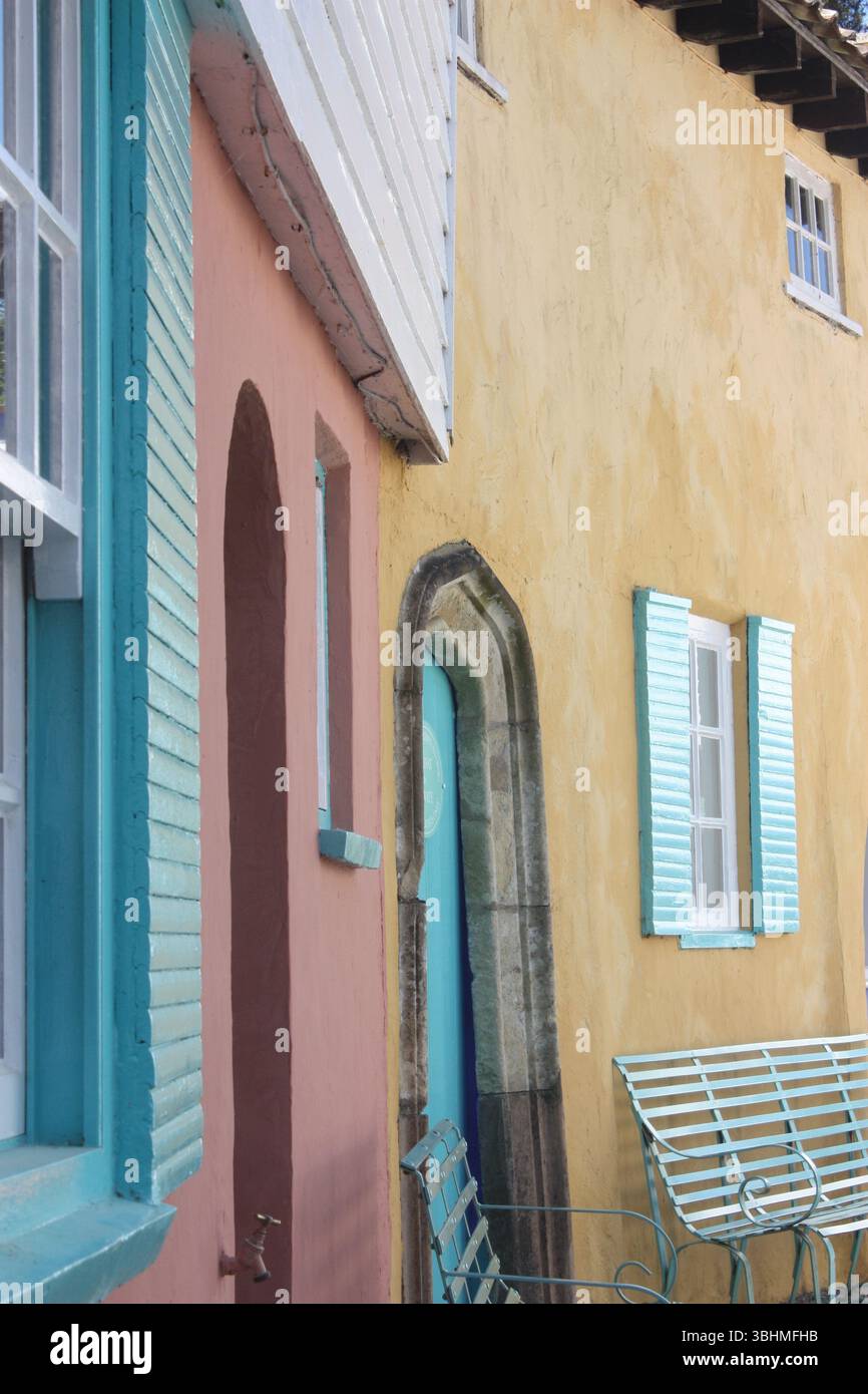 Pastelltöne und -Farben in der Nähe des Bridge House in Portmeirion in Wales Stockfoto