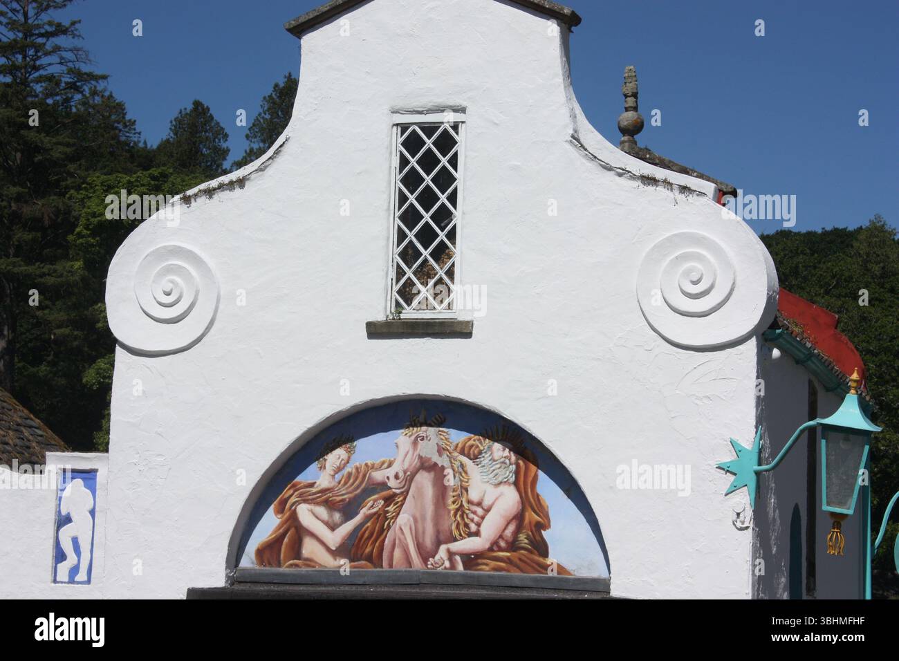 Architektonische Details eines der Geschäfte in der Nähe des Bridge House in Portmeirion, Wales Stockfoto