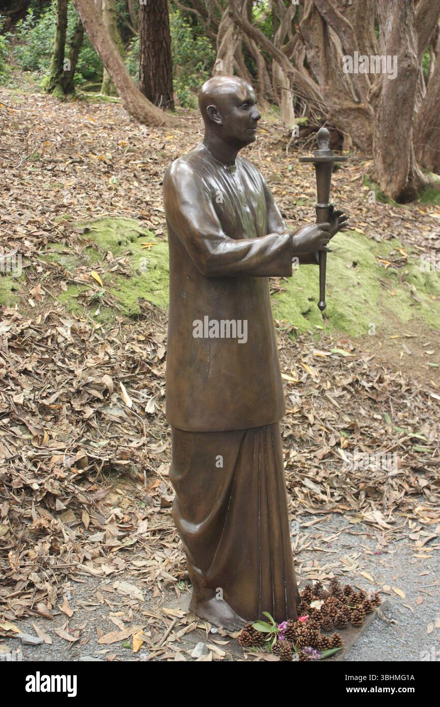 Friedensstatue von Sri Chinmoy im Botanischen Garten in Portmeirion in Wales Stockfoto