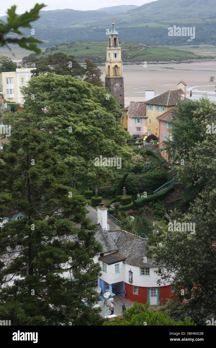 Der Blick vom Aussichtspunkt in den botanischen Gärten über Portmeirion in Wales Stockfoto