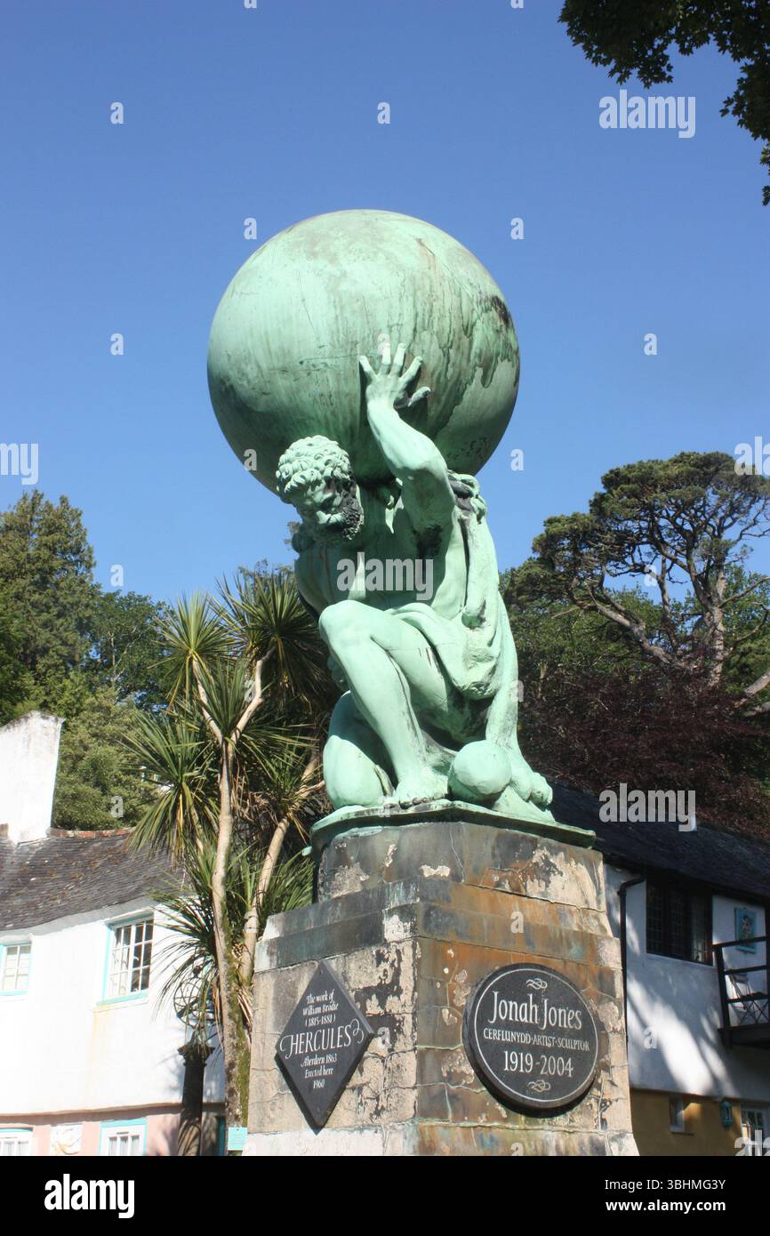Statue des Herkules, der die Welt in Portmeirion, Wales, unterstützt Stockfoto