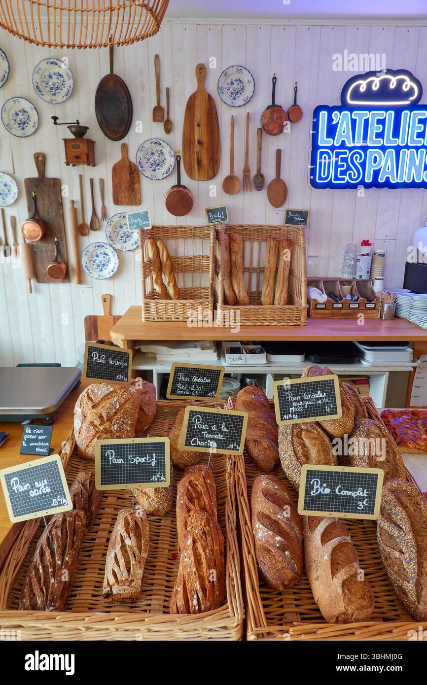Innenausstattung der handwerklichen Bäckerei mit frischem Brot und Vintage-Küchendekor Stockfoto