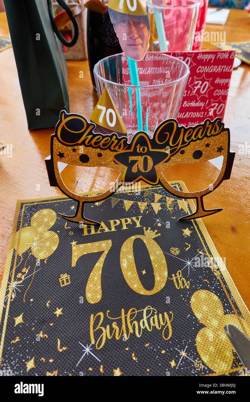 Feierliche Dekoration zum 70. Geburtstag mit funkelnden goldenen Akzenten Stockfoto