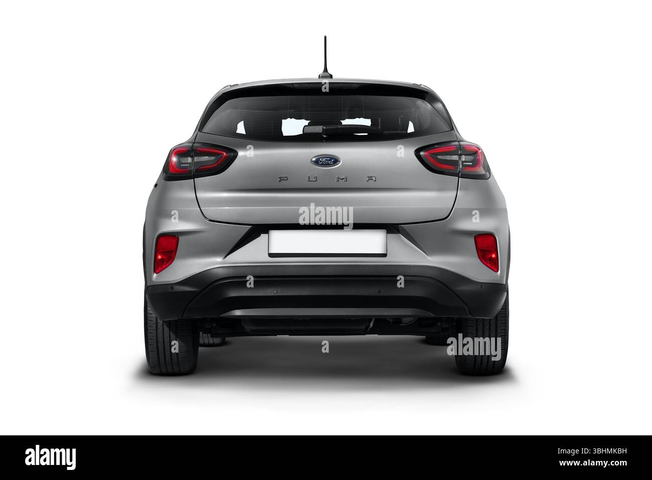 Izmir, Türkei - 08. Mai 2025: Graues 2023 Ford Puma Foto hinten isoliert auf weißem Hintergrund Stockfoto