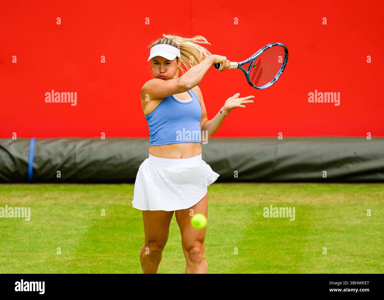 LONDON, VEREINIGTES KÖNIGREICH, 10. Juni: Yulia Putintseva (KAZ) in Aktion während der 1. Runde der Frauen gegen Heather Watson (GBR) am 2. Tag der HSBC-Meisterschaft 2025 im Queen's Club am Dienstag, 10. Juni 2025 in LONDON, VEREINIGTES KÖNIGREICH. Quelle: Taka Wu/Alamy Live News Stockfoto