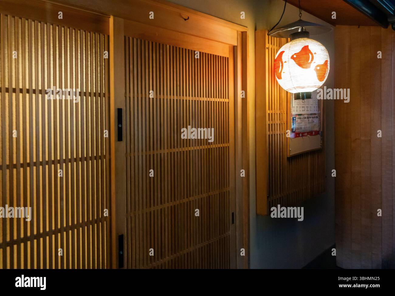 Nächtlicher Spaziergang durch die Pontocho Alley in Kyoto Japan Stockfoto