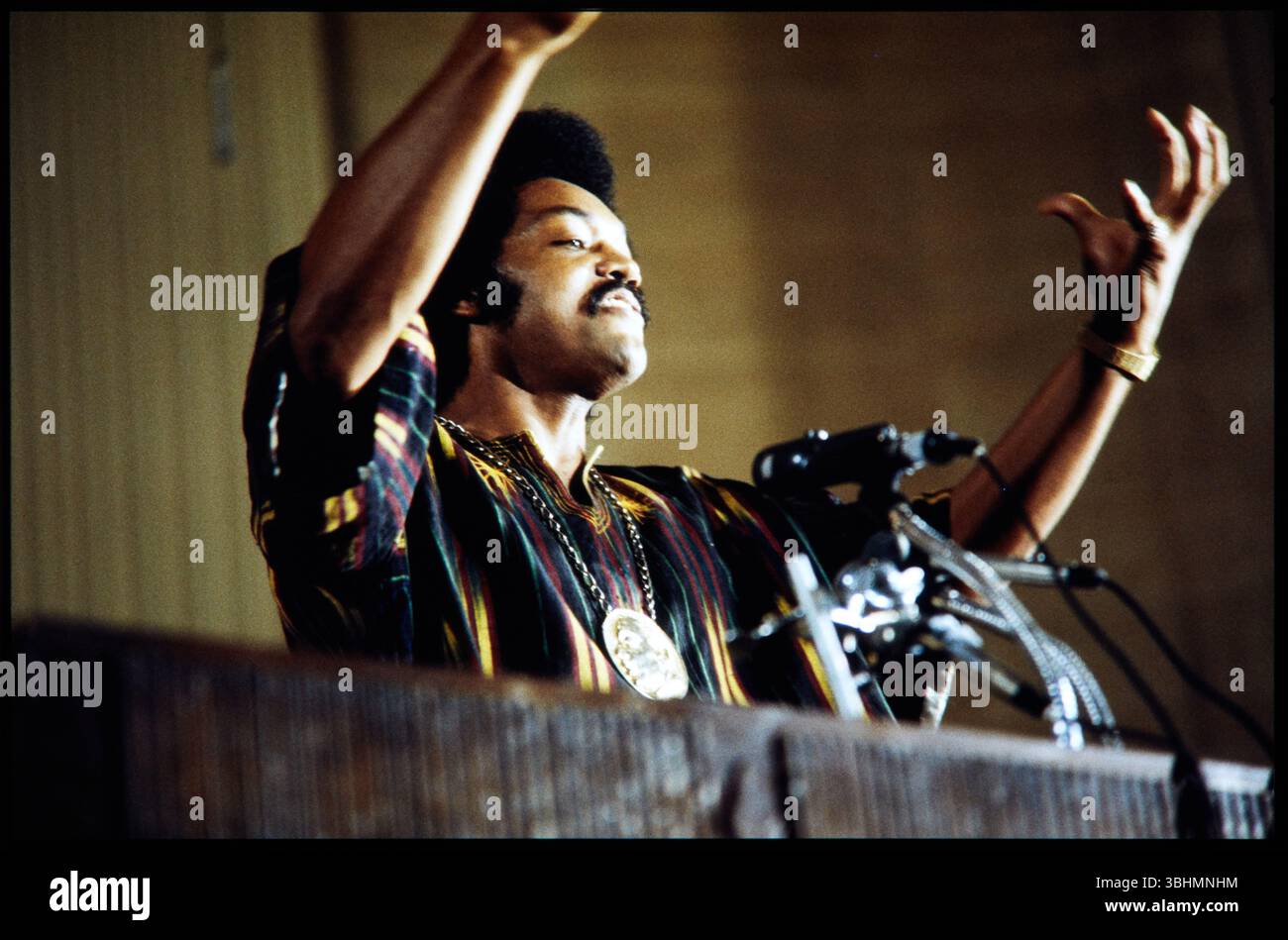 Reverend Jesse Jackson spricht auf seiner Jahrestagung in Einem Rundfunk aus dem Hauptquartier der Operation Push. Eines Der Ziele Der Organisation Ist Die Öffnung Der Geschäftswelt Für Kleine Unternehmen In Schwarzem Besitz. . Archivfoto von John H. Whites Fotografien von Black Chicago für DOCUMERICA, 1973-74 Stockfoto