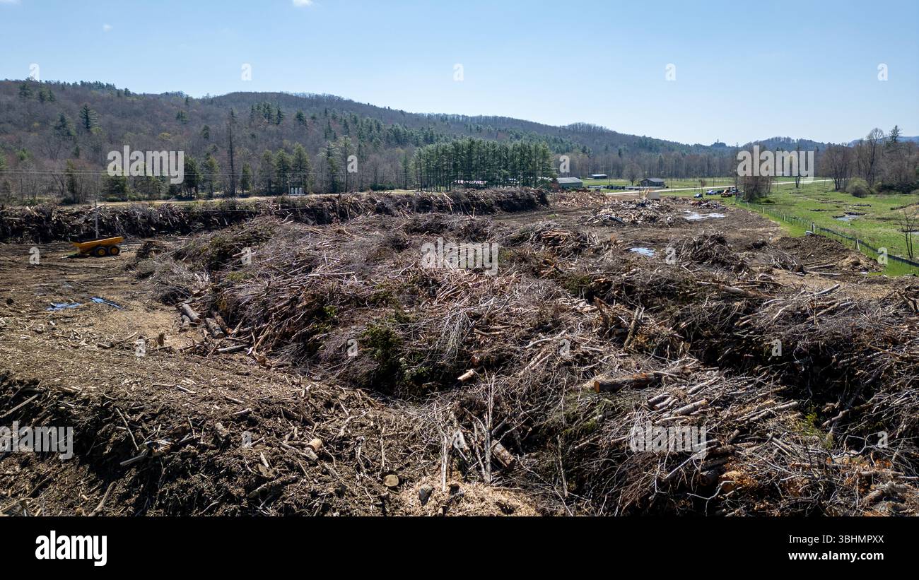 Neun Monate nach dem Tropischen Sturm Helene, ist die Erholung in North Carolina immer noch im Gange. April 2025, Avery County, North Carolina, FEMA-Säuberung, Trümmer Stockfoto