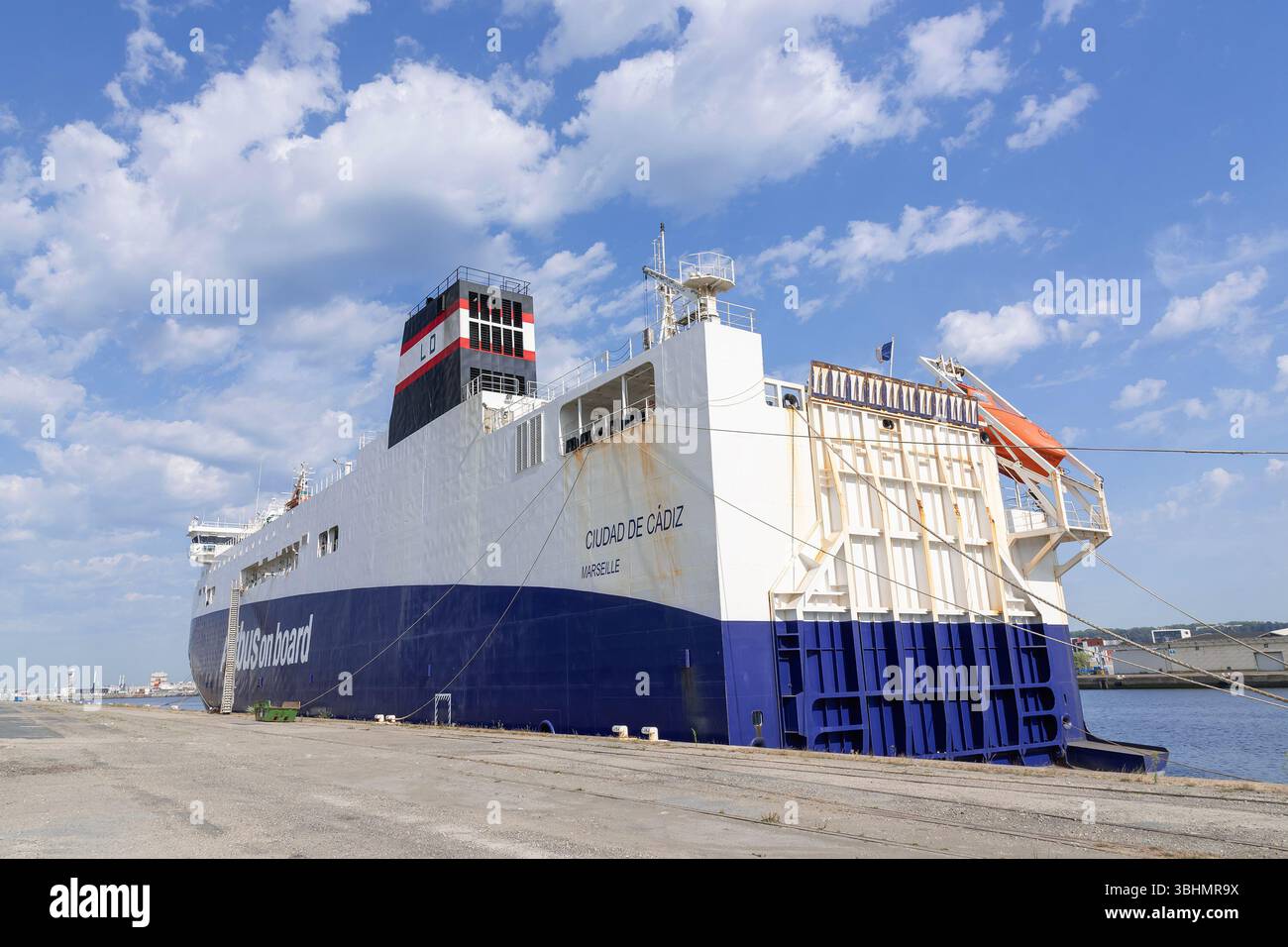 Le Havre, Frankreich - Blick auf die Fahrzeuge Carrier CIUDAD DE CADIZ neben dem Hafen von Le Havre. Stockfoto