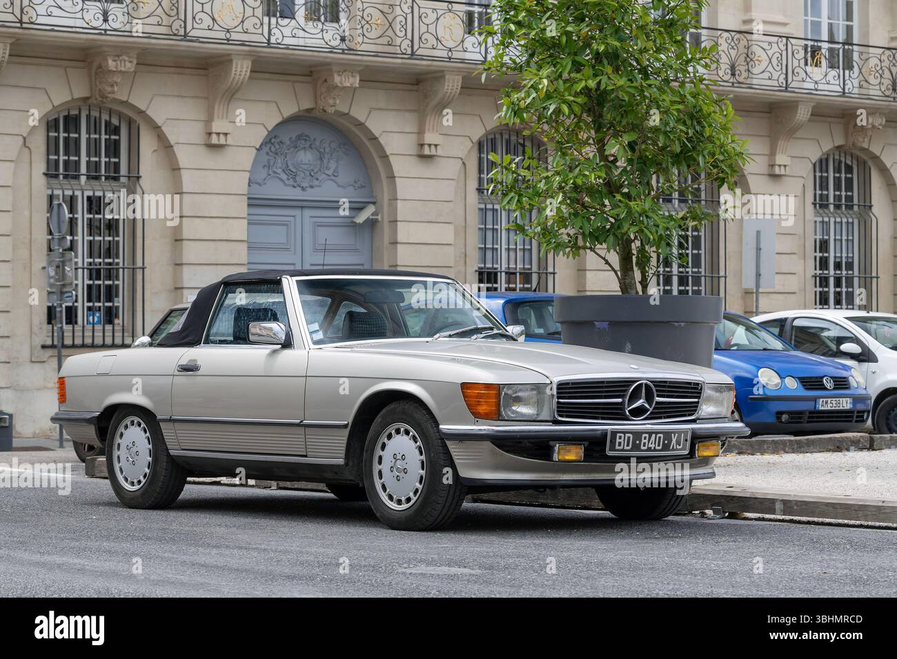 Nancy, Frankreich - Blick auf einen beigefarbenen Mercedes-Benz 300 SL auf einer Straße. Stockfoto