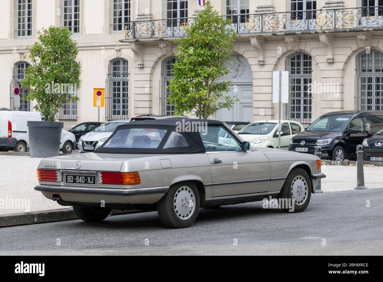 Nancy, Frankreich - Blick auf einen beigefarbenen Mercedes-Benz 300 SL auf einer Straße. Stockfoto