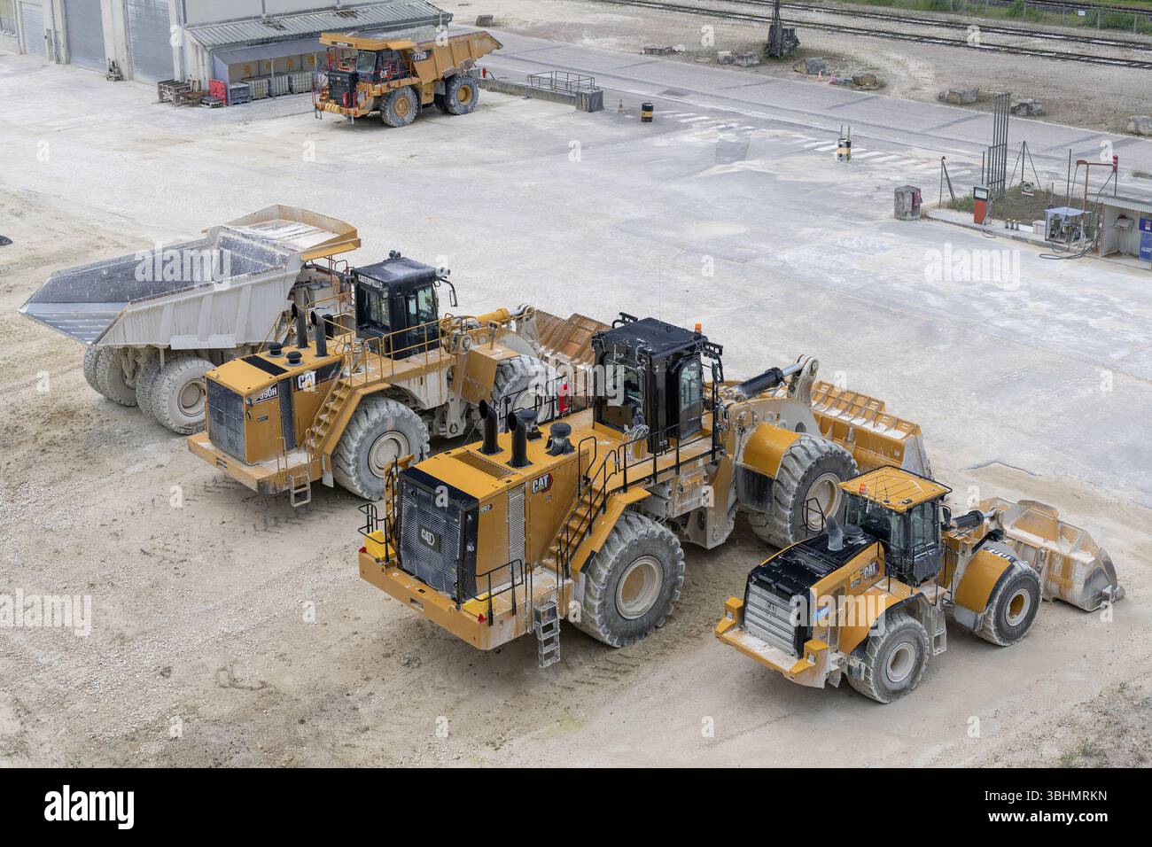 Saint-Germain-sur-Meuse, Frankreich - Blick auf drei gelbe Radlader CAT in einem Steinbruch für Erdarbeiten. Stockfoto