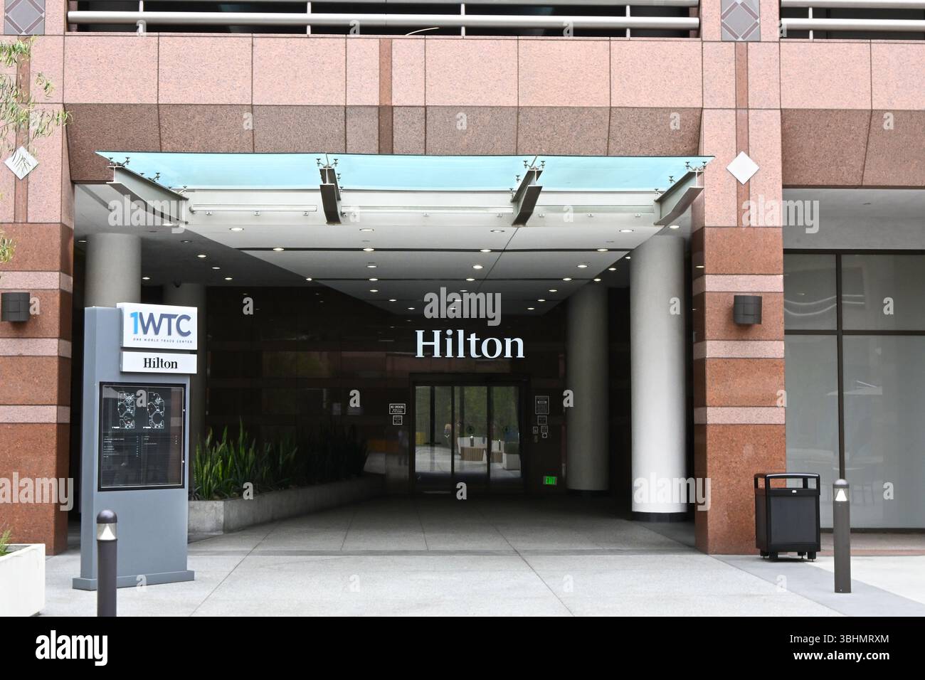 LONG BEACH, KALIFORNIEN - 9. JUNI 2025: Das Hilton Long Beach Hotel befindet sich im World Trade Center Long Beach auf dem Ocean Blvd. Im Herzen des B Stockfoto