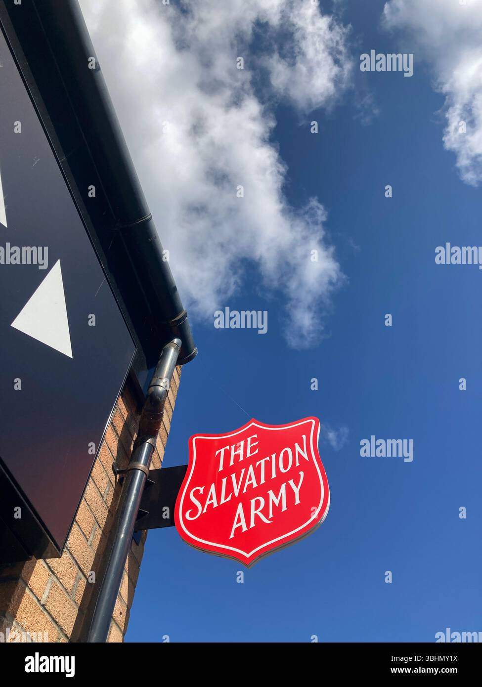 Das Schild der Heilsarmee vor einem Spendenladen der Heilsarmee in Großbritannien - Smartphone-aufgenommenes Stockfoto