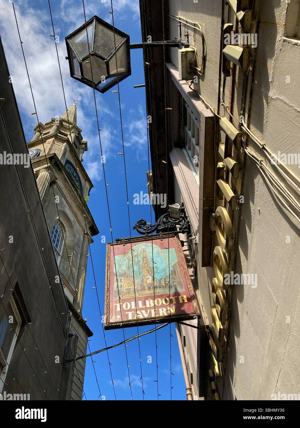 Blick auf die Tolbooth Tavern und den Falkirk Tureple, Tolbooth Street, Falkirk, Schottland Stockfoto