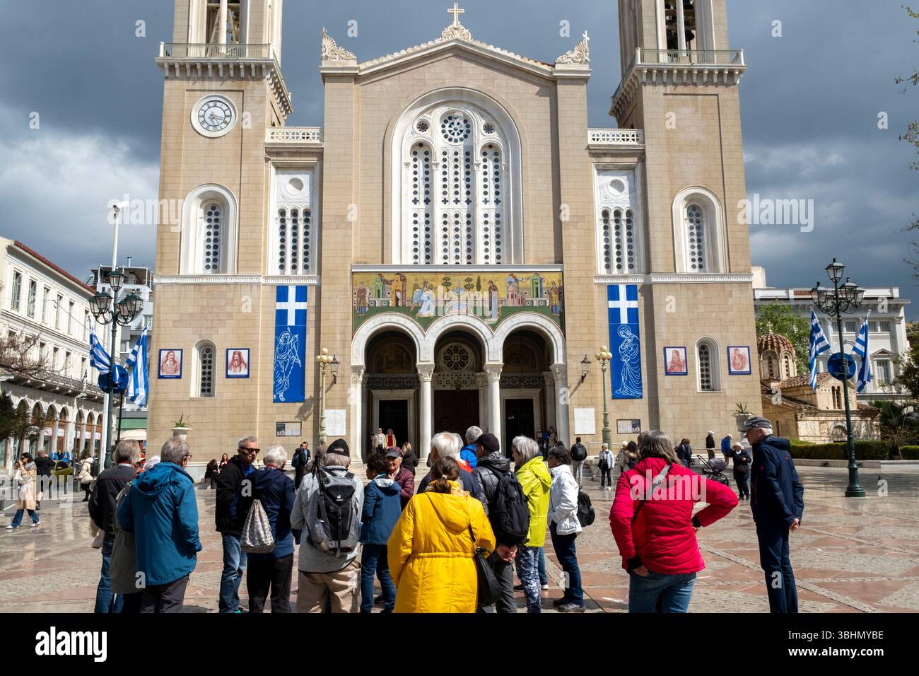 Touristen treffen sich vor der Heiligen Metropolitankirche der Verkündigung an die Jungfrau Maria in Zentral-Athen, Griechenland. Stockfoto