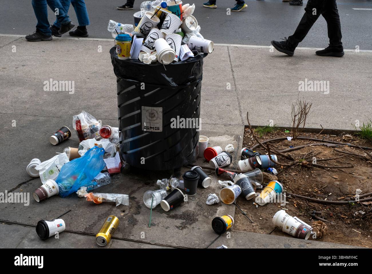 Müll verschüttet aus einem überfüllten Mülltonnen in der Panepistimiou Straße, Athen, Griechenland Stockfoto