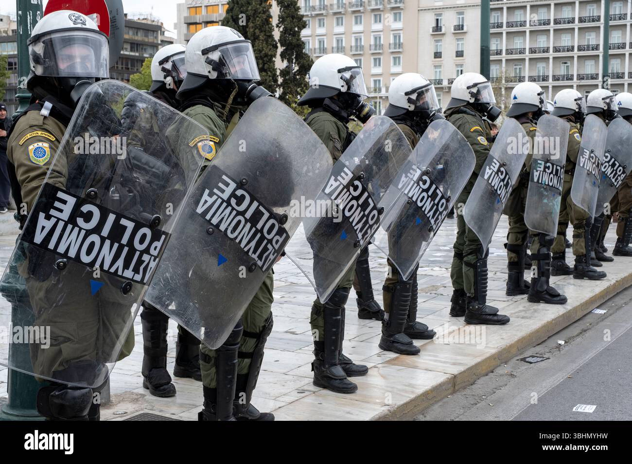 Polizeibeamte bewachen das parlamentsgebäude während einer Demonstration auf dem Syntagma-Platz in Athen, Griechenland. Stockfoto