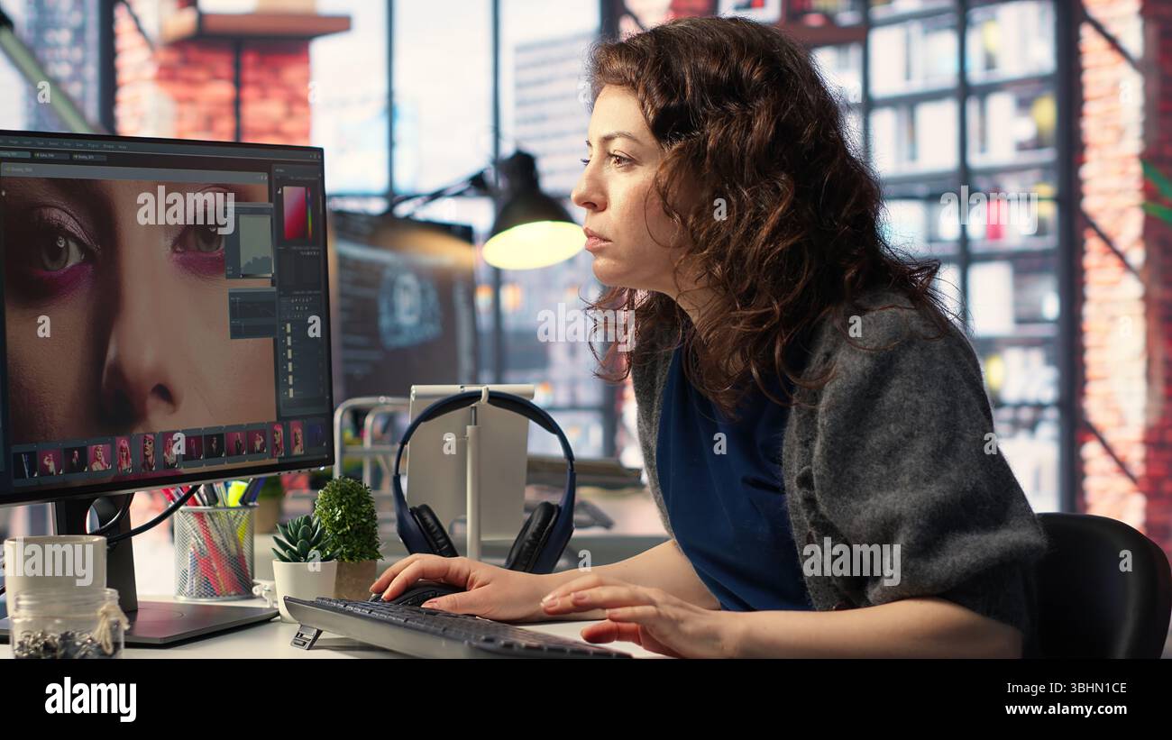 Der Grafikdesigner verwendet professionelle Retuschiersoftware für Fotos und die Bearbeitung der Haut und arbeitet mit dem Retuschierschnittstellenprogramm für die Postproduktion. Erstellung hochwertiger Materialien. Kamera B.. Stockfoto