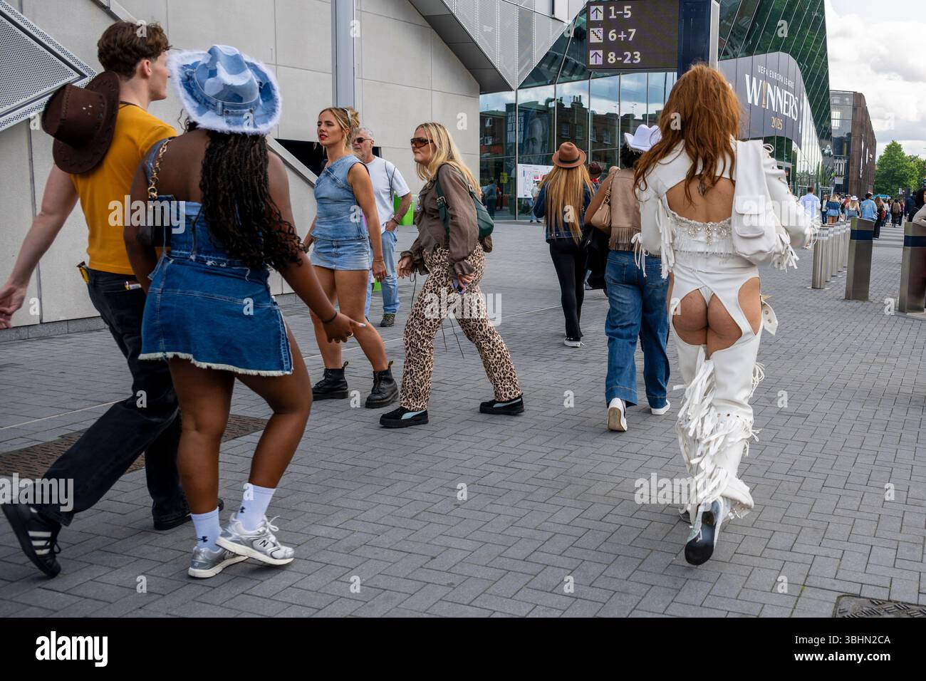 London, Großbritannien. 10. Juni 2025. Fans kommen für Beyoncés Cowboy Carter Tour im Tottenham Hotspur Stadium an. Viele Fans tragen Kostüme, die einem Cowboy-Thema entsprechen. Quelle: Stephen Chung / Alamy Live News Stockfoto