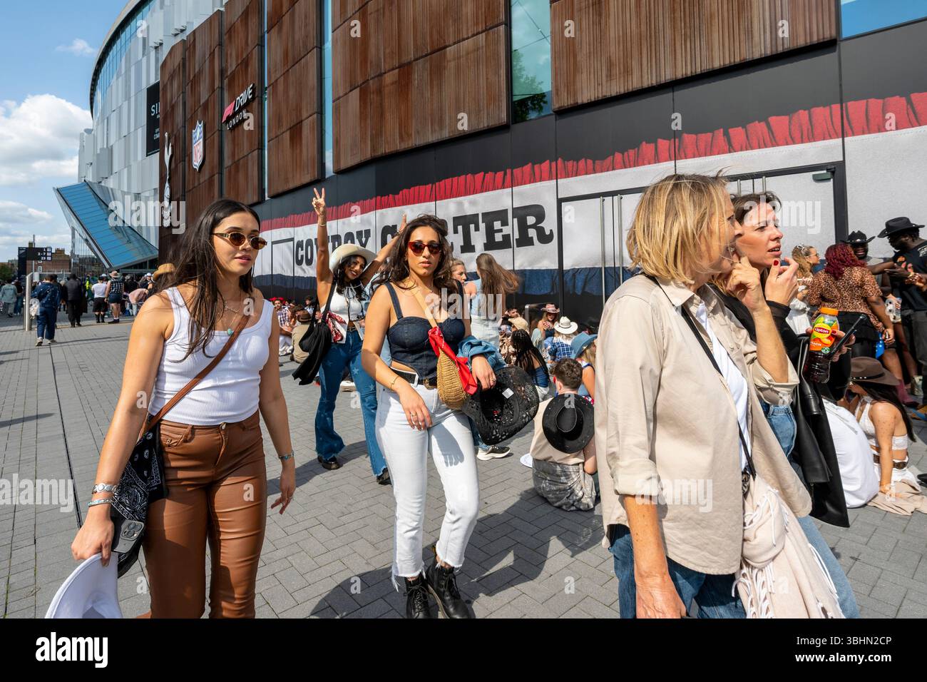 London, Großbritannien. 10. Juni 2025. Fans kommen für Beyoncés Cowboy Carter Tour im Tottenham Hotspur Stadium an. Viele Fans tragen Kostüme, die einem Cowboy-Thema entsprechen. Quelle: Stephen Chung / Alamy Live News Stockfoto