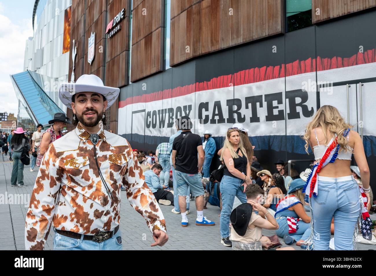 London, Großbritannien. 10. Juni 2025. Fans kommen für Beyoncés Cowboy Carter Tour im Tottenham Hotspur Stadium an. Viele Fans tragen Kostüme, die einem Cowboy-Thema entsprechen. Quelle: Stephen Chung / Alamy Live News Stockfoto