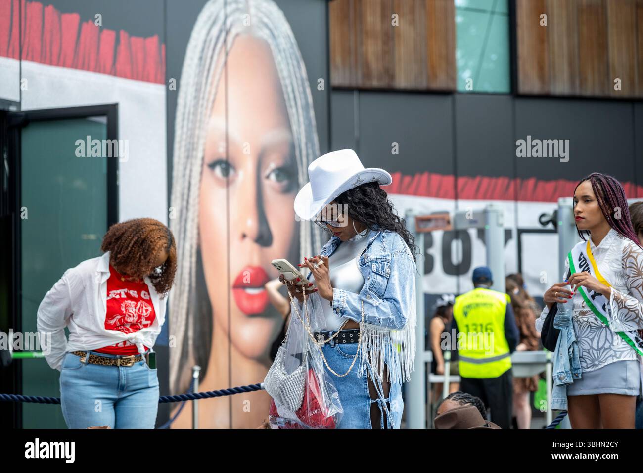 London, Großbritannien. 10. Juni 2025. Fans kommen für Beyoncés Cowboy Carter Tour im Tottenham Hotspur Stadium an. Viele Fans tragen Kostüme, die einem Cowboy-Thema entsprechen. Quelle: Stephen Chung / Alamy Live News Stockfoto