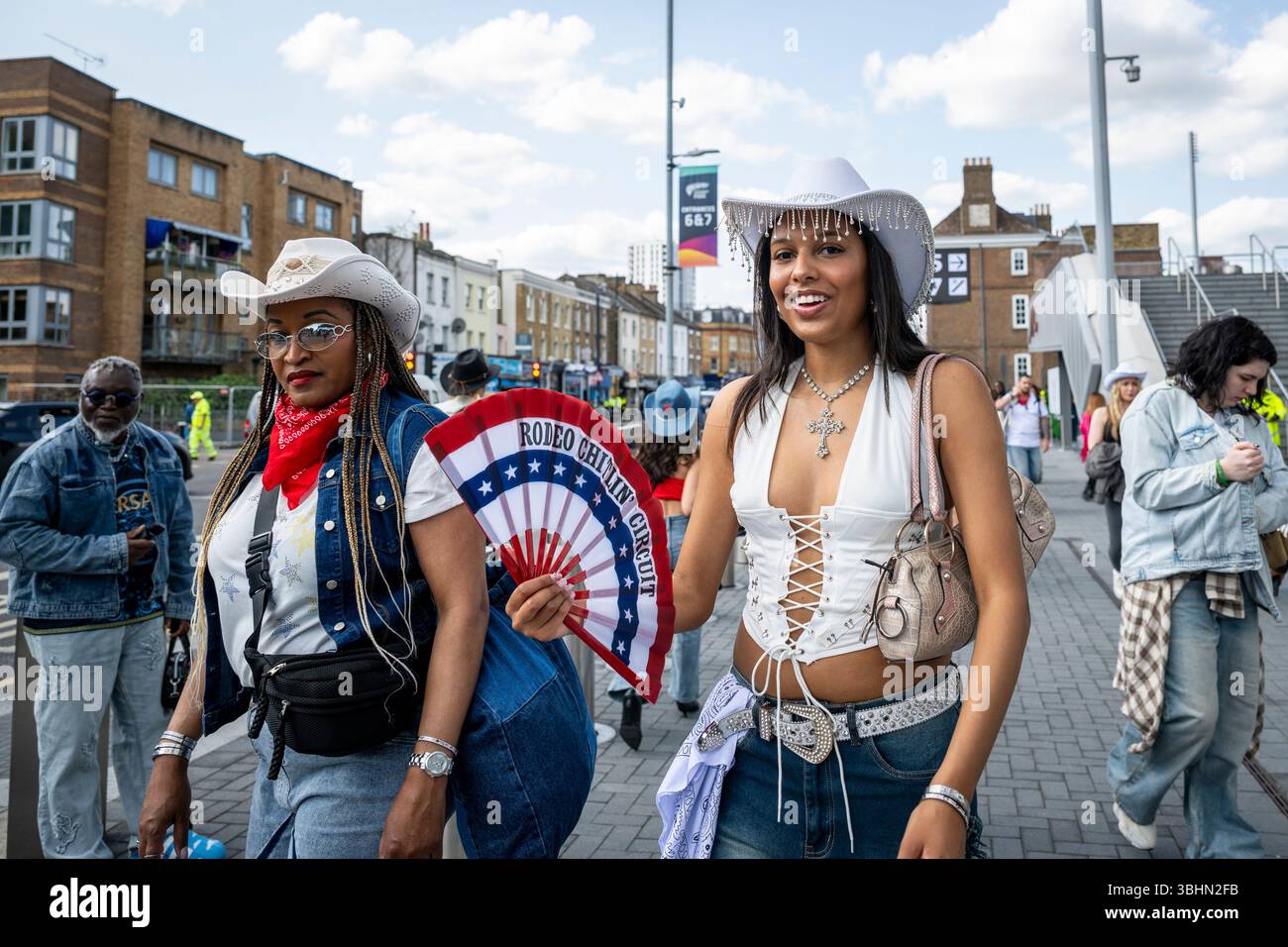 London, Großbritannien. 10. Juni 2025. Fans kommen für Beyoncés Cowboy Carter Tour im Tottenham Hotspur Stadium an. Viele Fans tragen Kostüme, die einem Cowboy-Thema entsprechen. Quelle: Stephen Chung / Alamy Live News Stockfoto