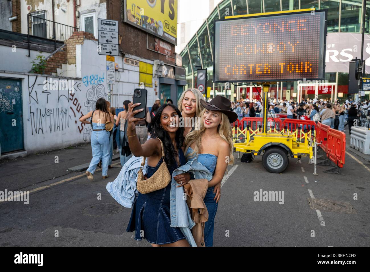 London, Großbritannien. 10. Juni 2025. Fans kommen für Beyoncés Cowboy Carter Tour im Tottenham Hotspur Stadium an. Viele Fans tragen Kostüme, die einem Cowboy-Thema entsprechen. Quelle: Stephen Chung / Alamy Live News Stockfoto