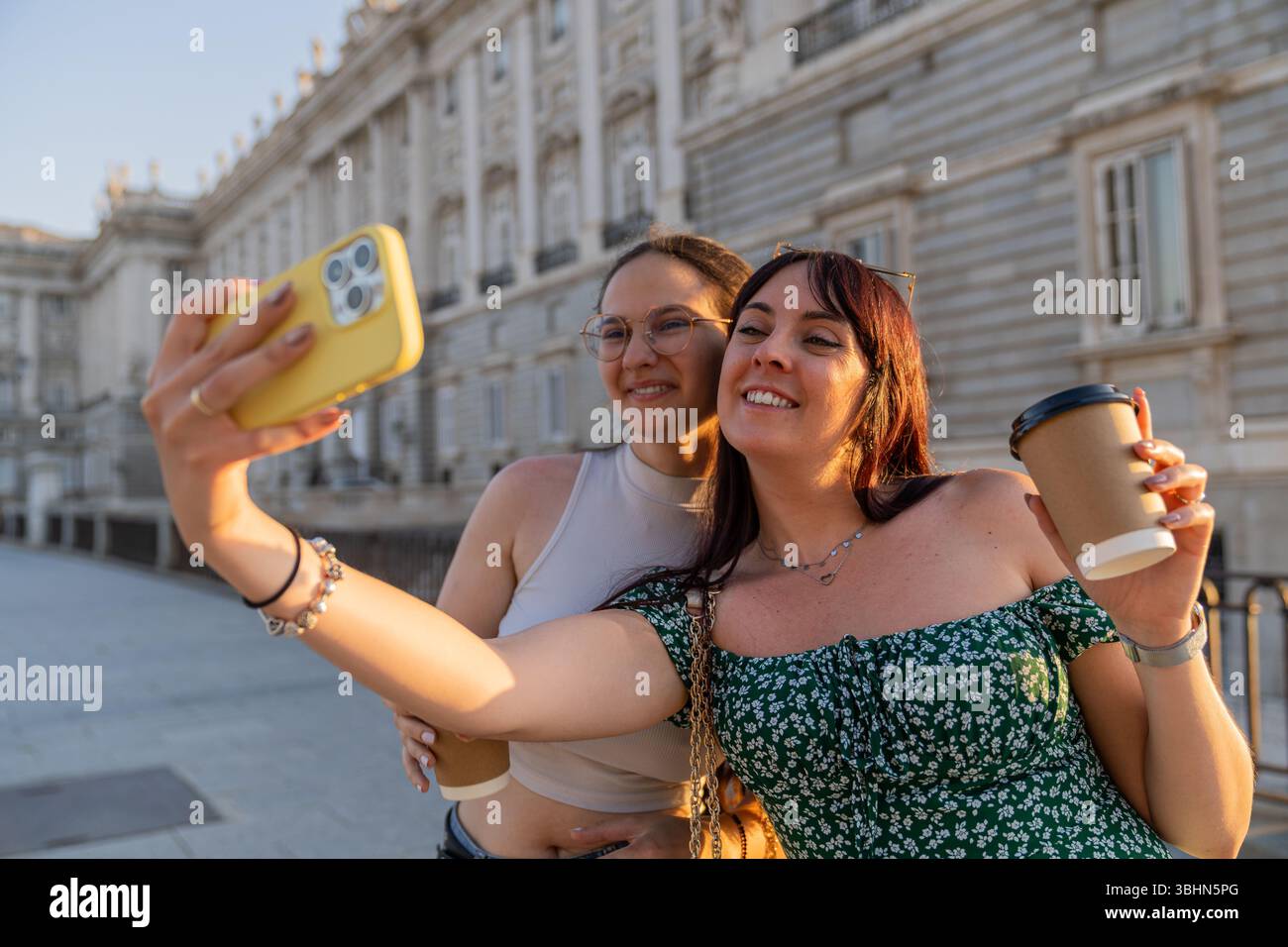 Freunde machen Selfie in madrid mit königlichem Palast im Hintergrund während der Sommerferien Stockfoto