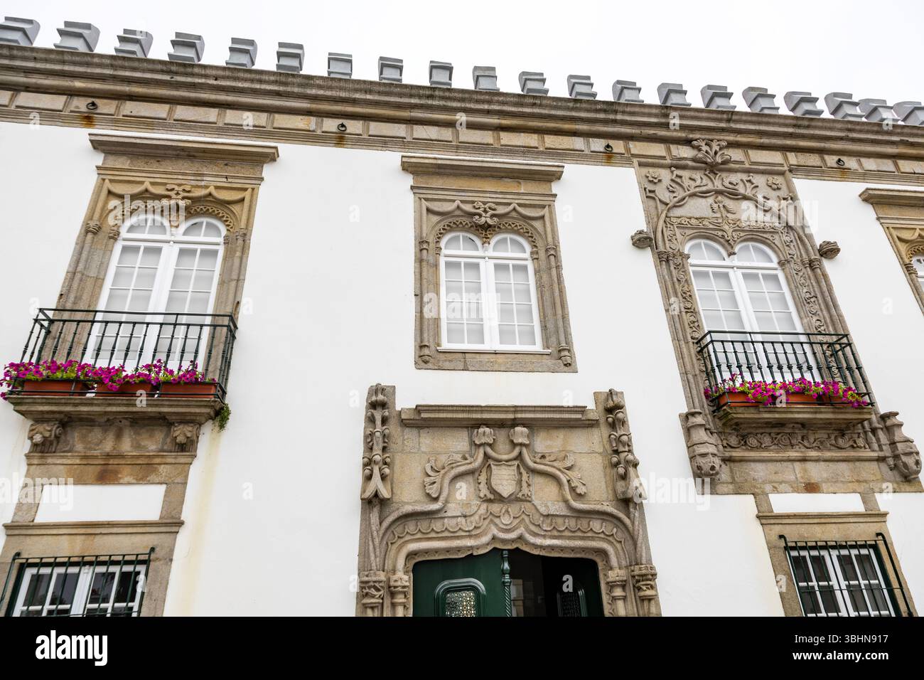 Detail der Fenster der Casa dos Viscondes da Carreira, tatsächliches Rathaus, in Viana do Castelo, Portugal Stockfoto