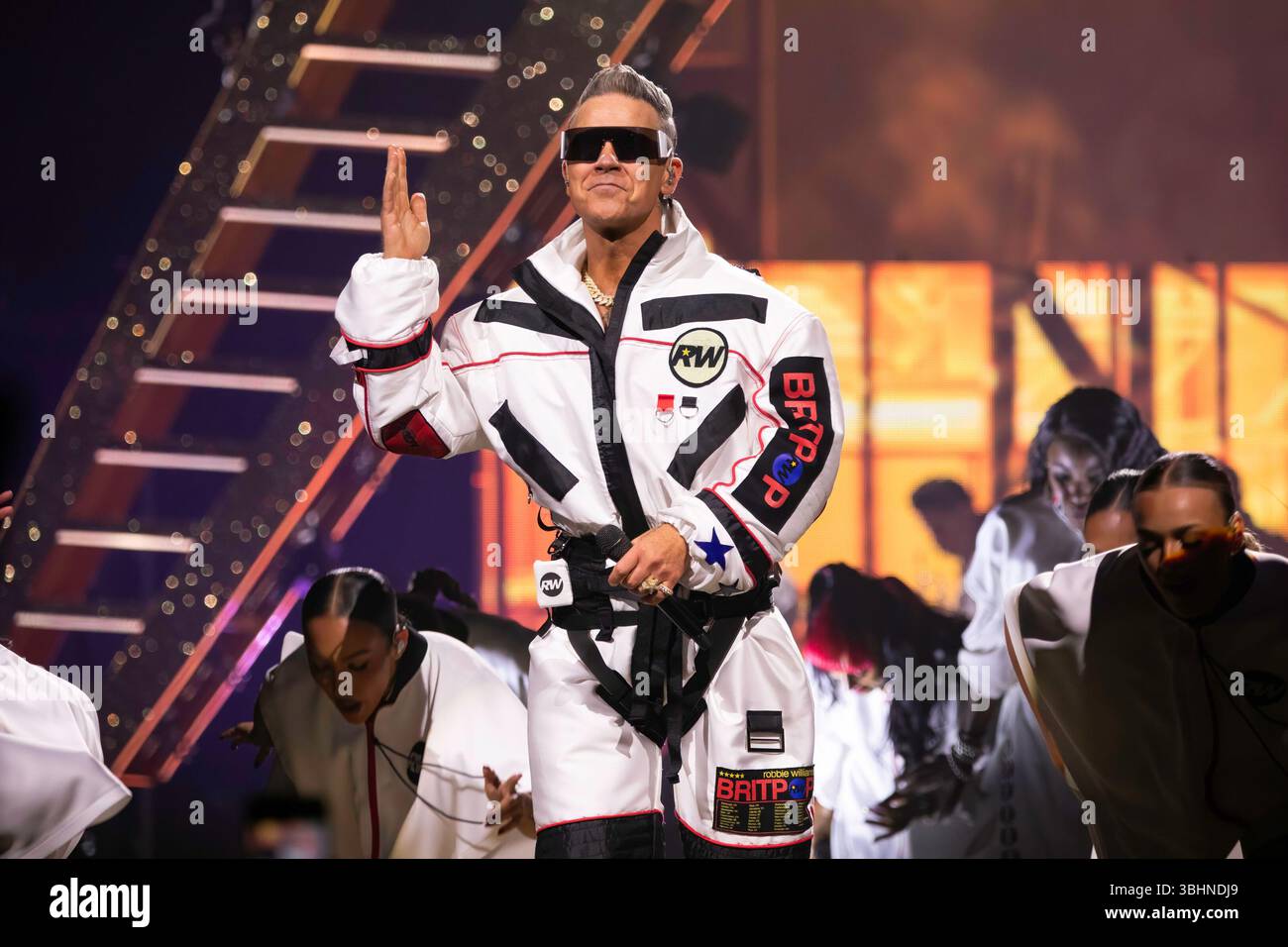 Manchester, England, 10. Juni 2025. Robbie Williams spielte den ersten von zwei Abenden im Co-op Live in Manchester. Izzy Clayton/Alamy Live News Stockfoto