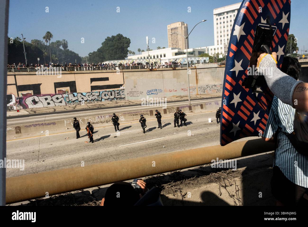 Los Angeles, Usa. Juni 2025. Die Polizei sah, wie sie auf dem Freeway 101 in Downtown Los Angeles unterwegs war Credit: SOPA Images Limited/Alamy Live News Stockfoto