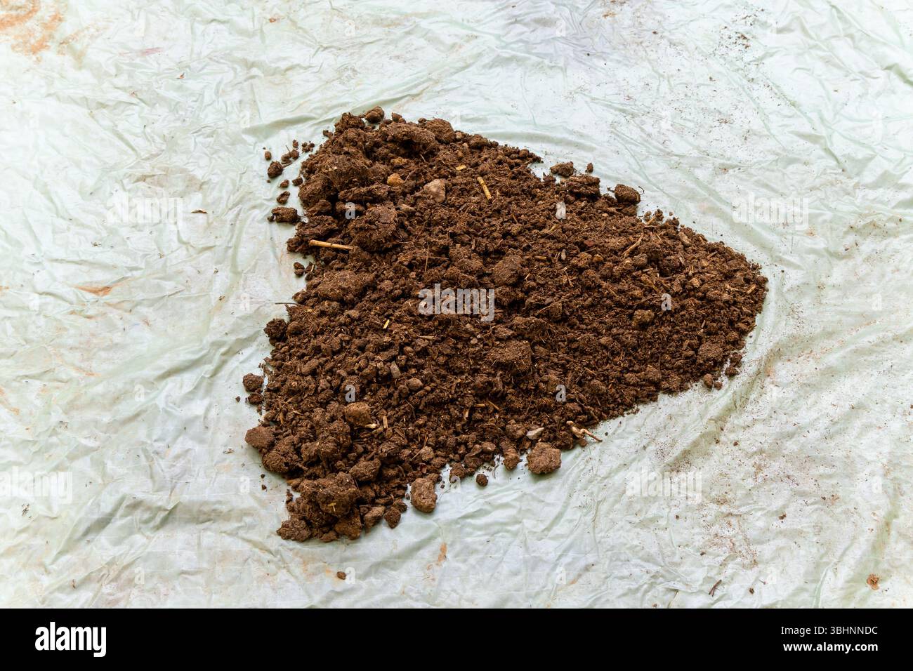 Kuhmist-Dünger auf Kunststoffplatten im Freien gelagert Stockfoto