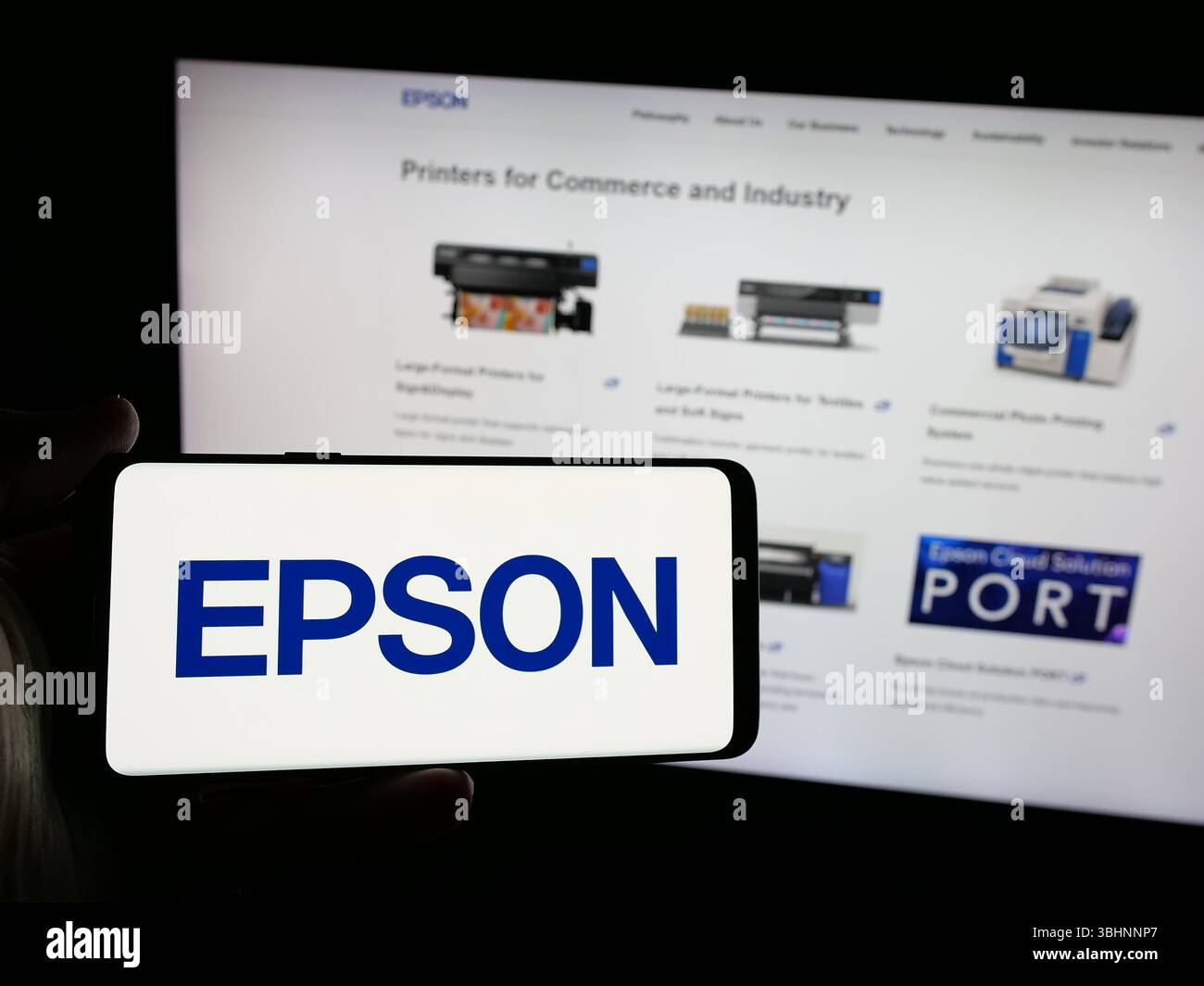 Stuttgart, Deutschland - 18.03.2025: Person, die ein Smartphone mit dem Logo des Elektronikunternehmens Seiko Epson Corporation auf dem Bildschirm vor der Website hält. Stockfoto