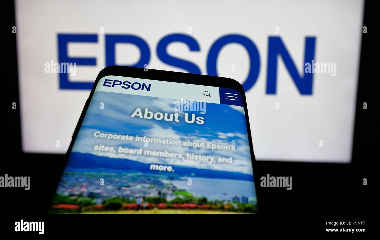 Stuttgart, Deutschland - 18.03.2025: Mobiltelefon mit Website des Elektronikunternehmens Seiko Epson Corporation auf dem Bildschirm vor dem Logo. Stockfoto