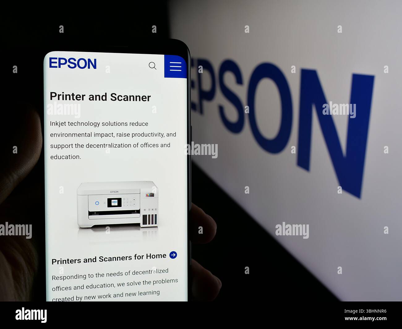 Stuttgart, Deutschland - 18.03.2025: Person, die ein Mobiltelefon hält, mit Webseite des Elektronikunternehmens Seiko Epson Corporation vor dem Logo. Stockfoto