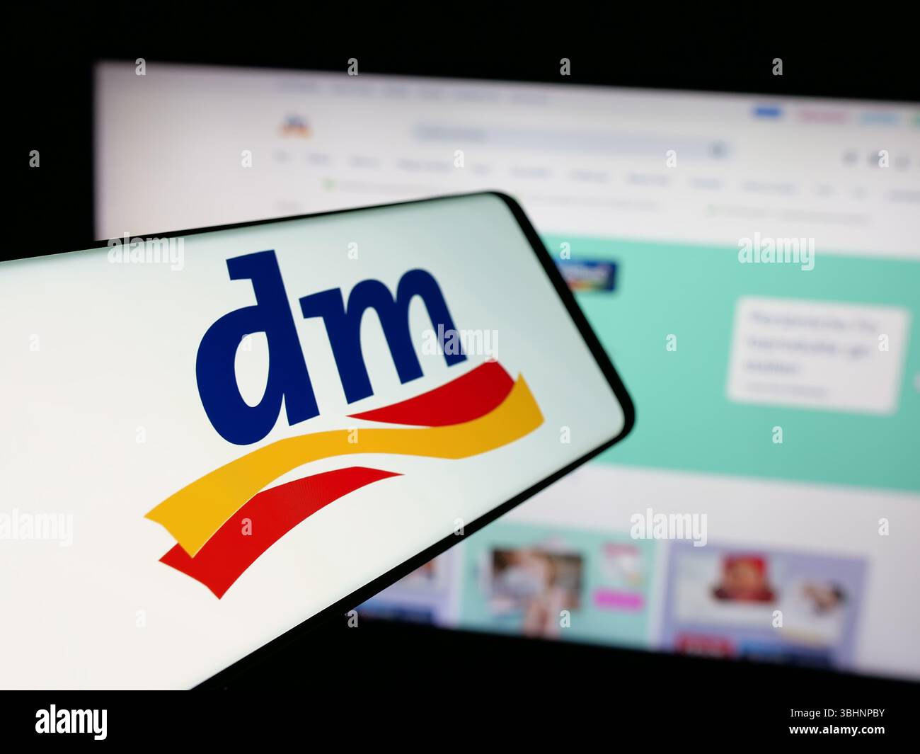 Stuttgart, Deutschland - 19.03.2025: Smartphone mit Logo der deutschen Firma dm-drogerie markt GmbH Co. KG auf dem Bildschirm vor der Website. Stockfoto