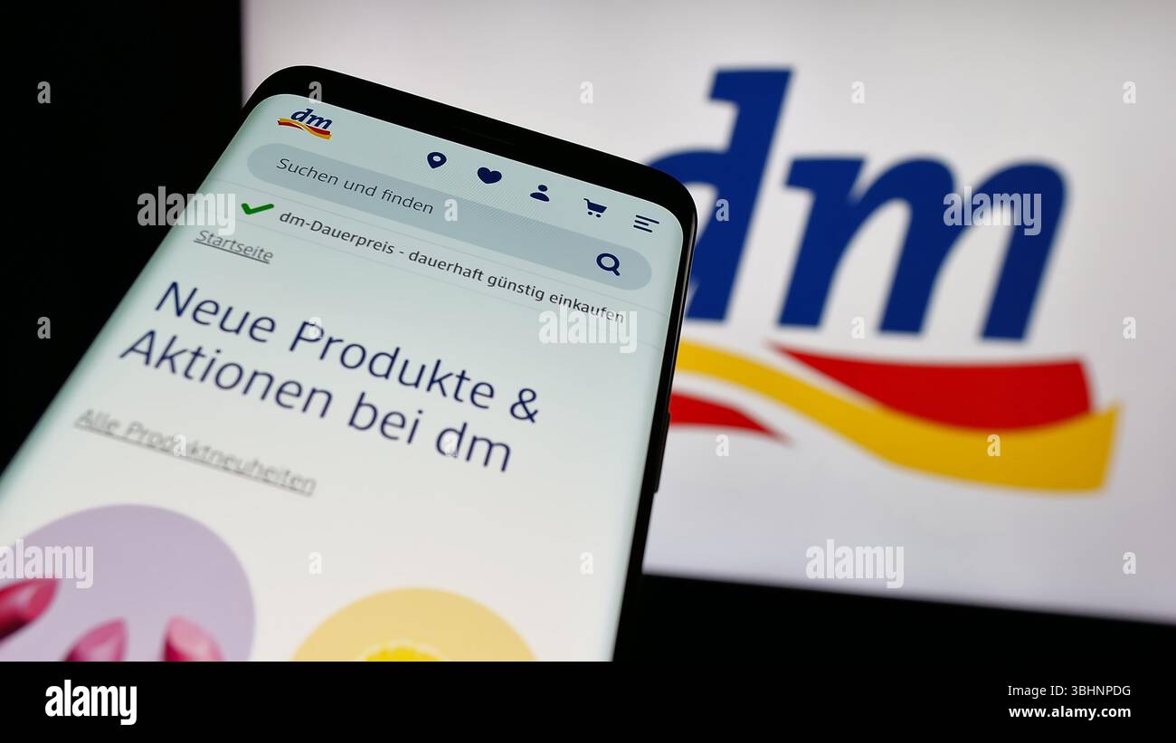Stuttgart, Deutschland - 19.03.2025: Mobiltelefon mit Website der deutschen Firma dm-drogerie markt GmbH Co. KG auf dem Bildschirm vor dem Logo. Stockfoto