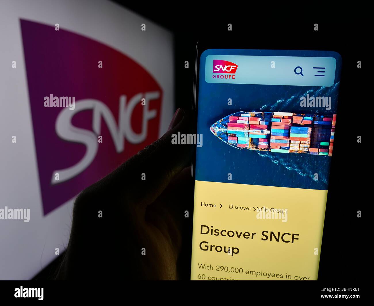 Stuttgart, Deutschland - 20.03.2025: Person, die ein Smartphone hält, mit Website der französischen SNCF-Gruppe auf dem Bildschirm vor dem Logo. Stockfoto