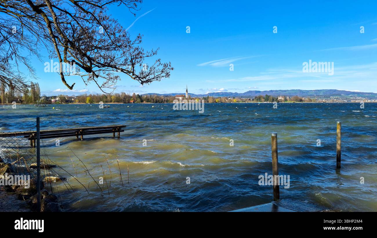 Der Zugersee in der Schweiz während eines windigen Tages Stockfoto