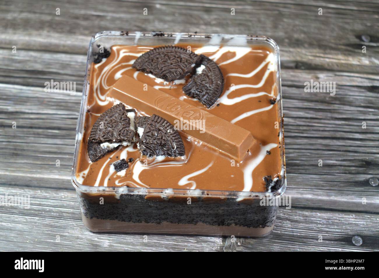 Kairo, Ägypten, 8. Juni 2025: KitKat Kit Kat Chocolate and Oreo auf einem Fudge-Kuchen in Schichten mit Schokoladenschlagsahne, Haselnussschokolade-Aufstrichpaste Stockfoto