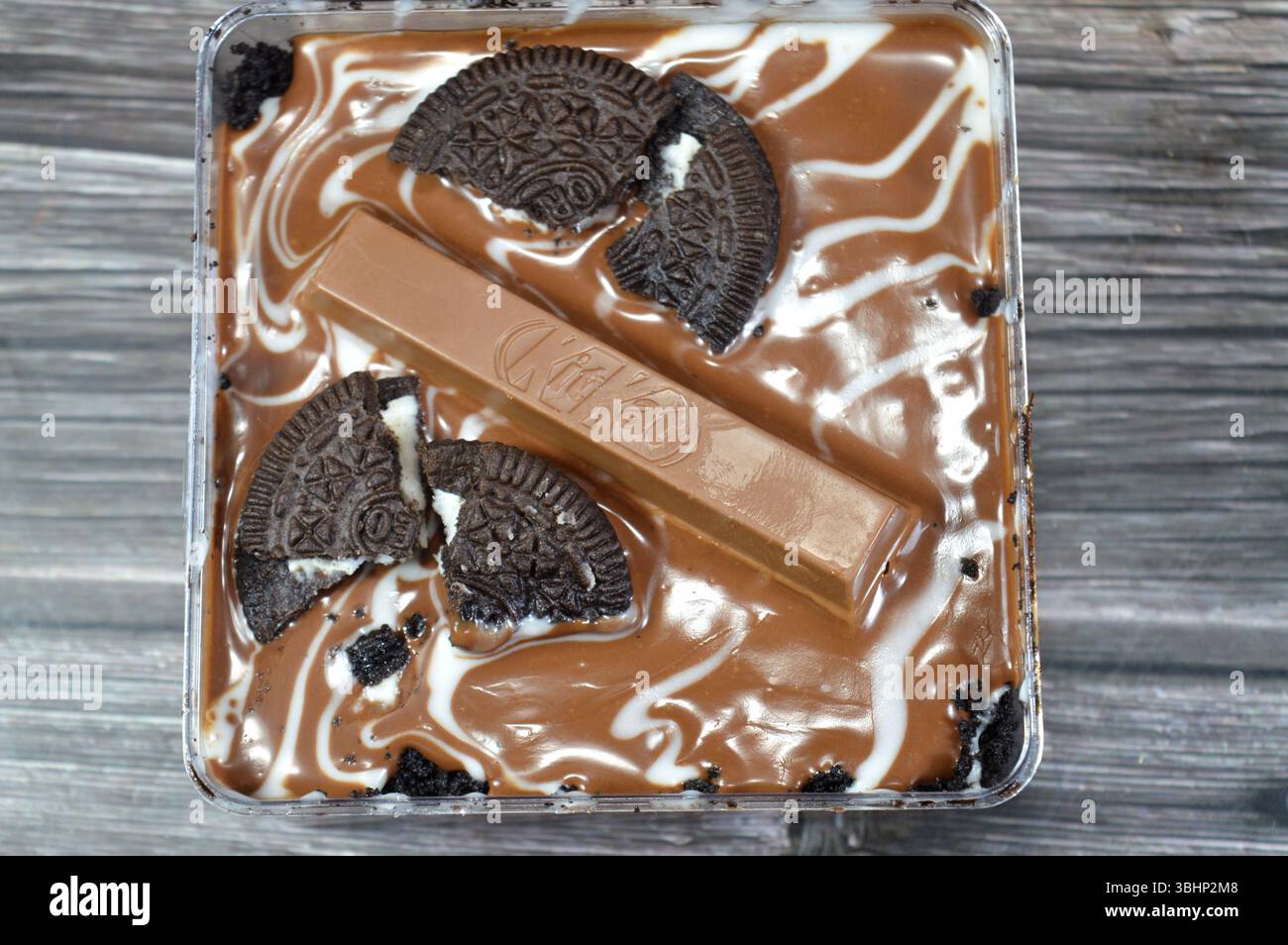 Kairo, Ägypten, 8. Juni 2025: KitKat Kit Kat Chocolate and Oreo auf einem Fudge-Kuchen in Schichten mit Schokoladenschlagsahne, Haselnussschokolade-Aufstrichpaste Stockfoto