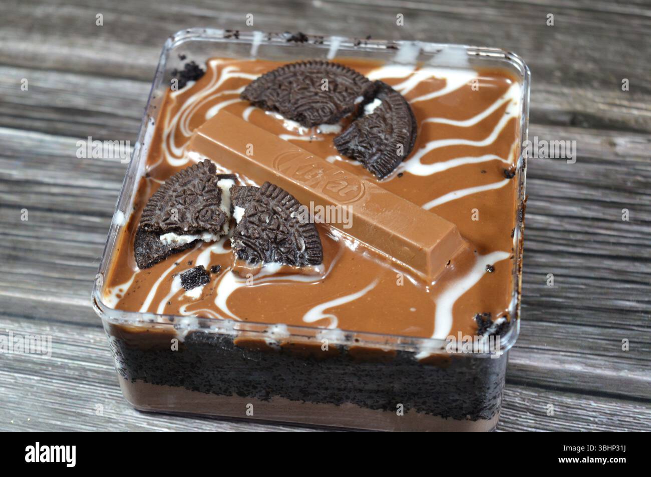 Kairo, Ägypten, 8. Juni 2025: KitKat Kit Kat Chocolate and Oreo auf einem Fudge-Kuchen in Schichten mit Schokoladenschlagsahne, Haselnussschokolade-Aufstrichpaste Stockfoto